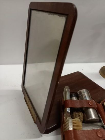 Miroir de table et nécessaire de toilett...