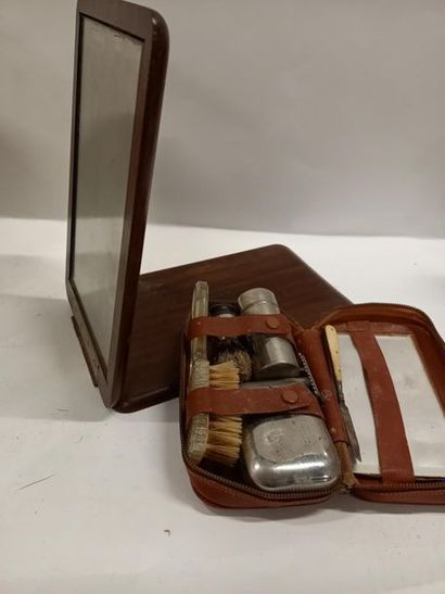 Miroir de table et nécessaire de toilett...