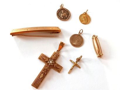 Lot de médailles, broches et croix en or...