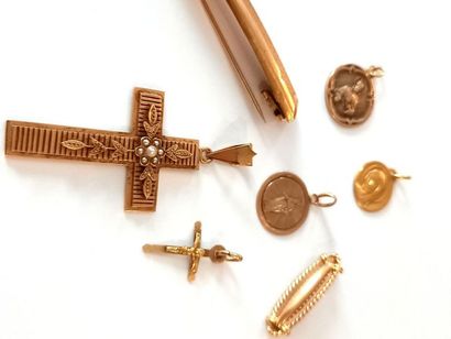 Lot de médailles, broches et croix en or...