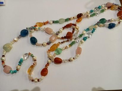 Un grand sautoir en perles de couleur 