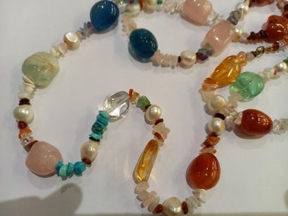Un grand sautoir en perles de couleur 