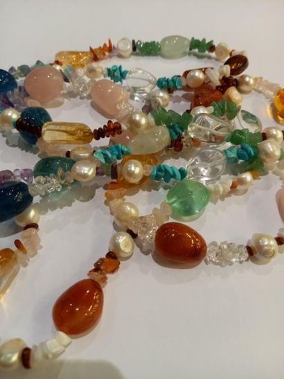 Un grand sautoir en perles de couleur 