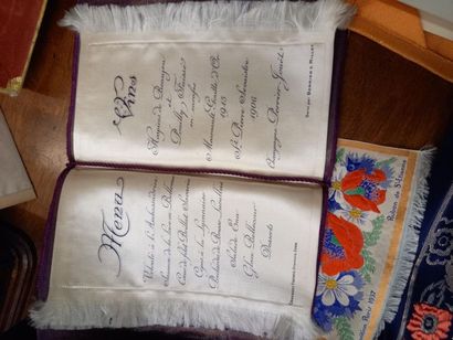 Lot de menus en soie dont president de la...