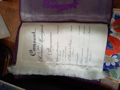 Lot de menus en soie dont president de la...