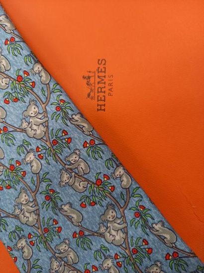 HERMES cravate à décor de koalas
Dans sa...