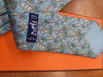 HERMES cravate à décor de koalas
Dans sa...