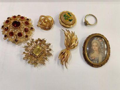 Lot de six broches fantaisie et une bague...