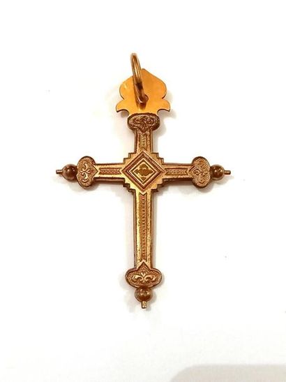 Croix en métal doré
L : 6.5 cm