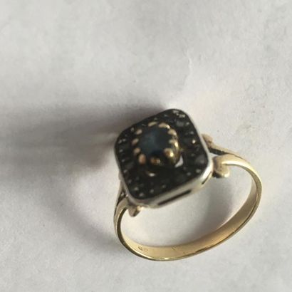 Bague en or jaune orné d'un saphir d'environ...