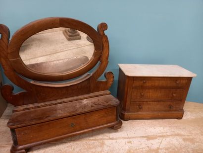 Petite coiffeuse en bois de placage et petite...