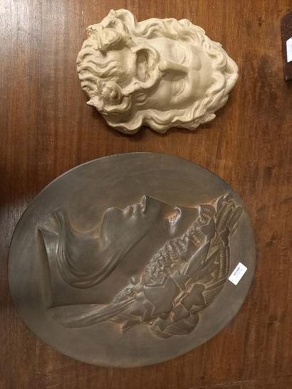 2 sujets en plâtre patiné : tête de dieu...