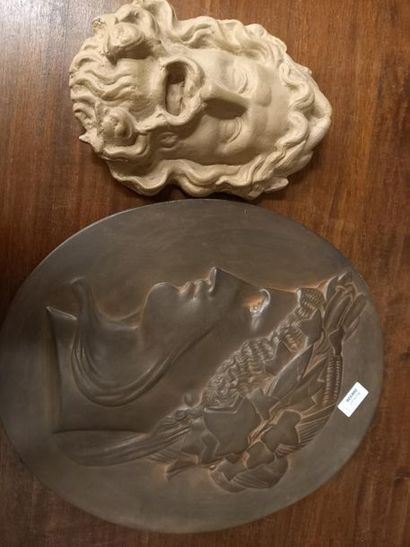 2 sujets en plâtre patiné : tête de dieu...