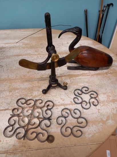 Lot de bibelots dont instrument de mesure,...