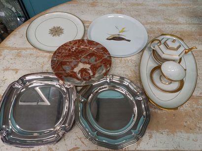 Lot de vaisselle en porcelaine et plats