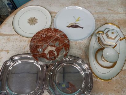 Lot de vaisselle en porcelaine et plats