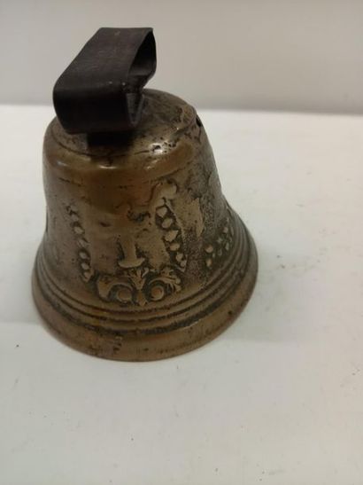 Cloche en bronze daté 1841 
H : 11.5 cm
