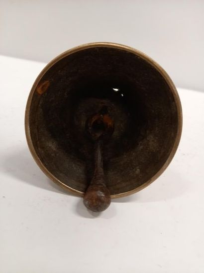 Cloche en bronze daté 1841 
H : 11.5 cm