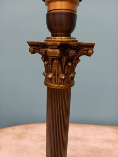 Pied de lampe à décor de colonne corynth...