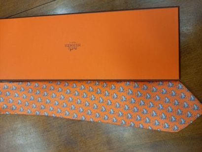 HERMES cravate à décor de cerfs
Dans sa ...