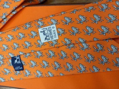 HERMES cravate à décor de cerfs
Dans sa ...