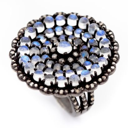 Bague fleur, en argent, ornée au centre d'une...