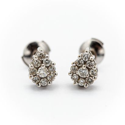 Paire de boucles d'oreilles en or blanc (750)...