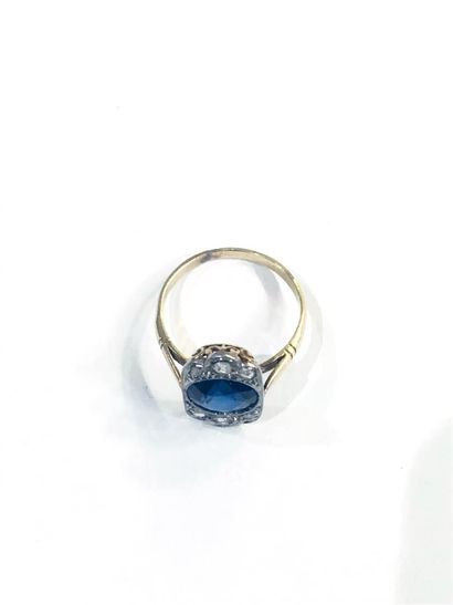 Bague en or jaune (750) 18K corbeille festonnée...