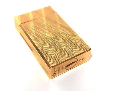HERMES & ST DUPONT Briquet en plaqué or.