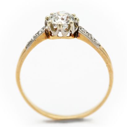 Bague deux ors griffée d'un diamant solitaire...