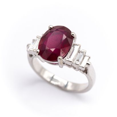 Bague en or blanc (750) 18K ornée d'un rubis...