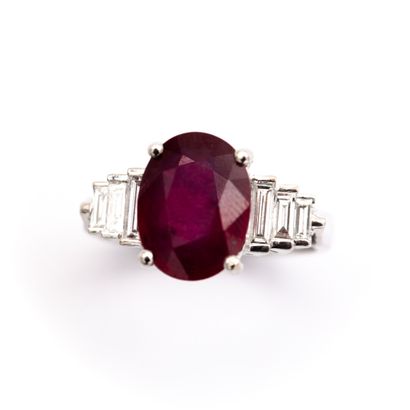 Bague en or blanc (750) 18K ornée d'un rubis...