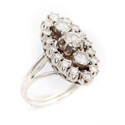 Bague marquise en or blanc (750) 18K centrée...