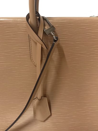 LOUIS VUITTON Brea cartable en cuir épi crème....
