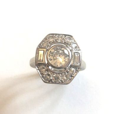 Bague en or blanc de forme octogonale ajourée,...