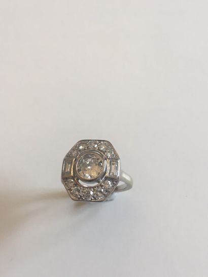Bague en or blanc de forme octogonale ajourée,...