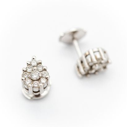 Paire de boucles d'oreilles en or blanc (750)...