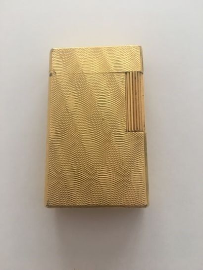 HERMES & ST DUPONT Briquet en plaqué or.