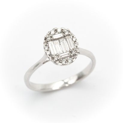 Bague ovale en or blanc (750) 18K sertie...