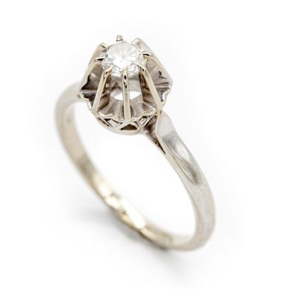 Bague en or blanc (750) 18K griffée d'un...