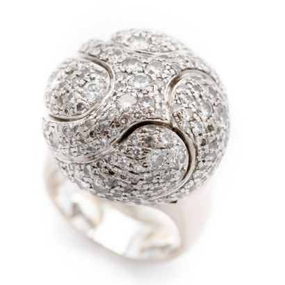 Importante bague boule en or blanc (750)...