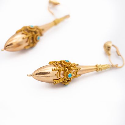 Paire de pendants d'oreilles en or jaune...