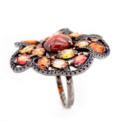 Bague fleur en argent sertie d'un grenat...