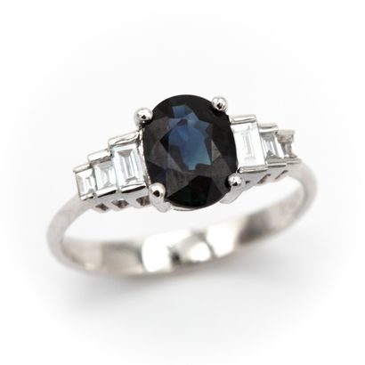 Bague en or blanc (750) 18K sertie d'un saphir...