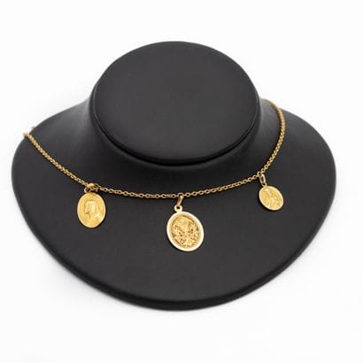Chaîne en or jaune 18 K (750) ornée de trois...