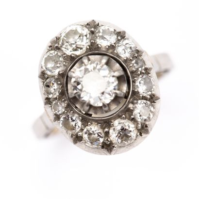 Bague pompadour en platine griffée de diamants...