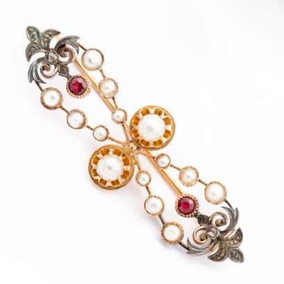 Broche en or 18 K (750) et argent, figurant...
