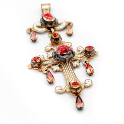 Pendentif croix en or jaune (750) 18K articulée....