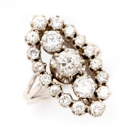 Bague marquise en or blanc (750) 18K centrée...