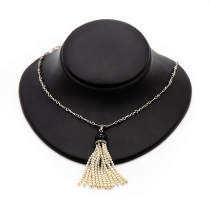Sautoir en argent maille huit retenant un...